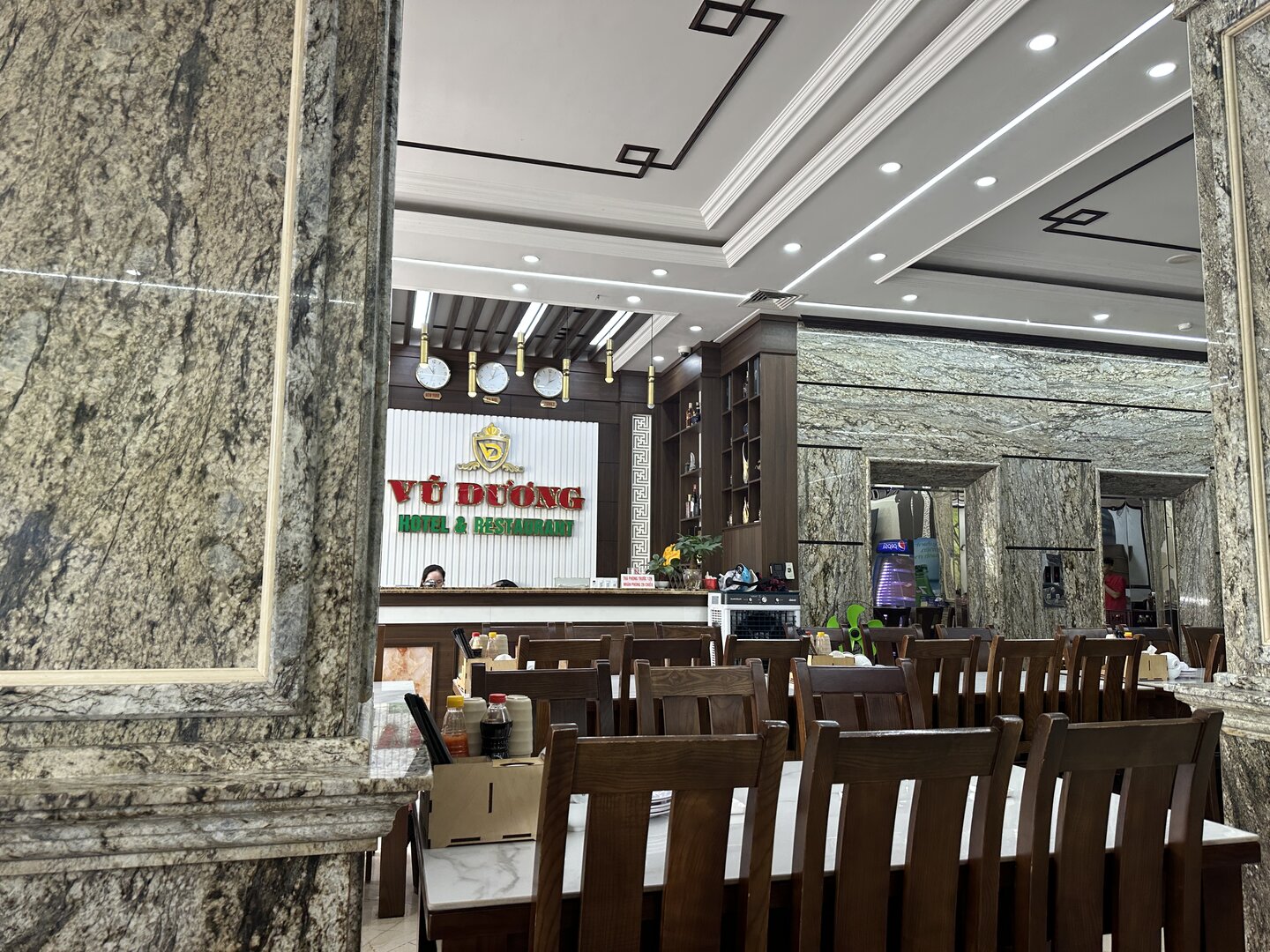 Cat Ba Vu Duong Seafood Restaurant