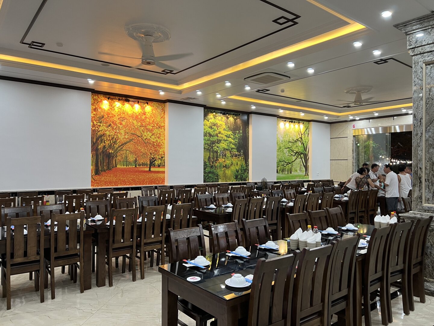 Cat Ba Vu Duong Seafood Restaurant