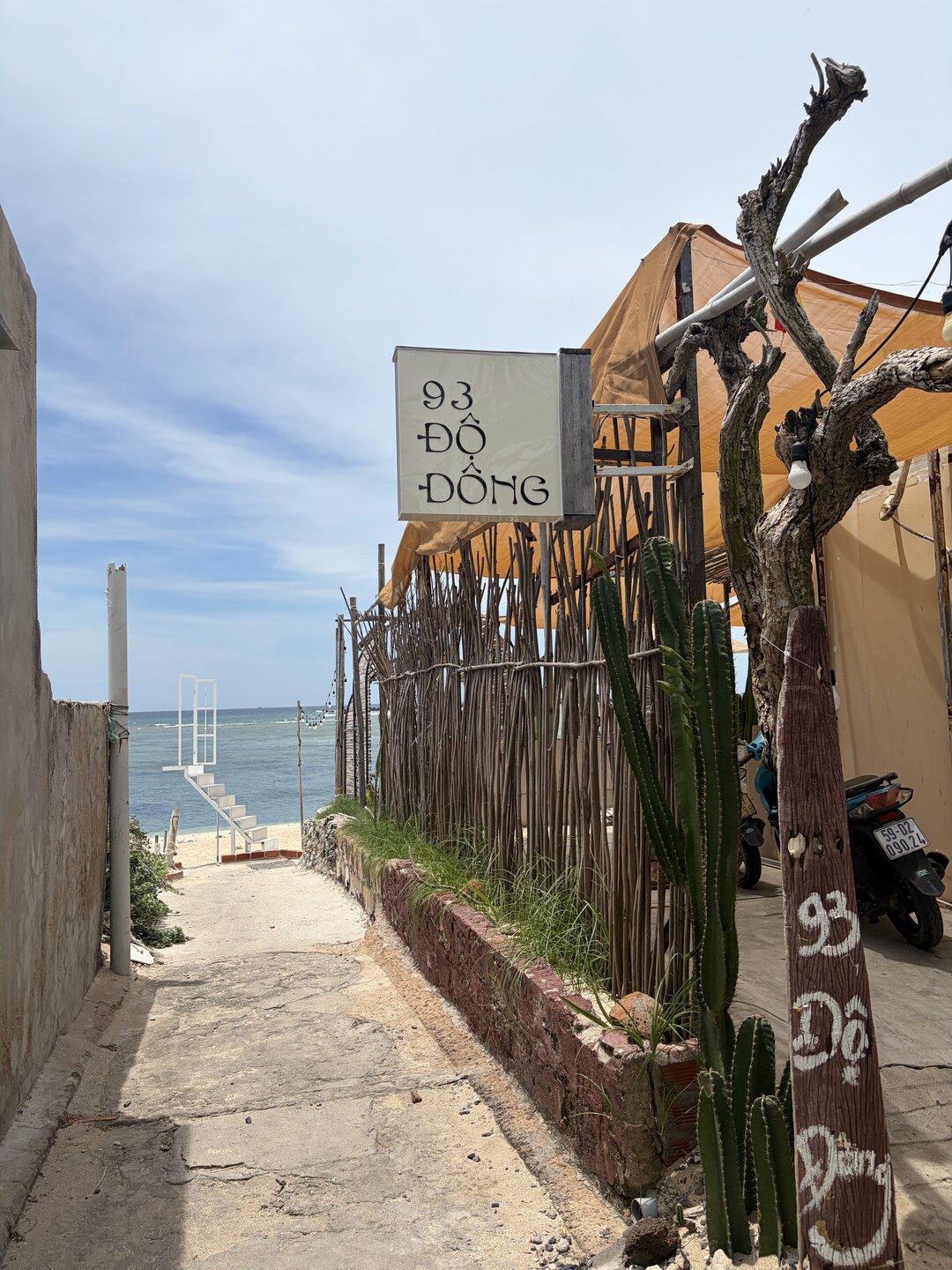 93 Độ Đông Coffee & Bistro