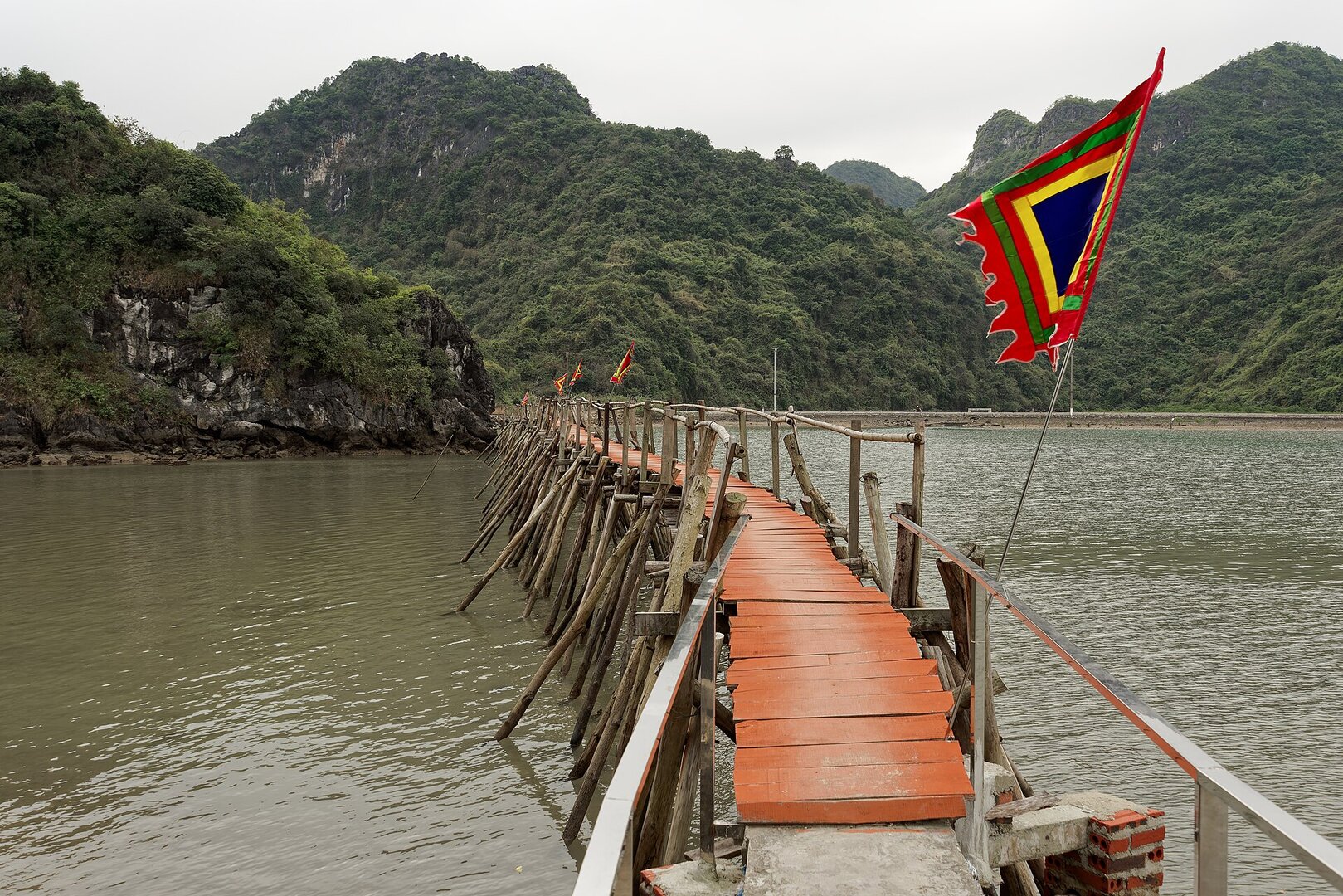 Mau Hai Ha Gia Luan Temple