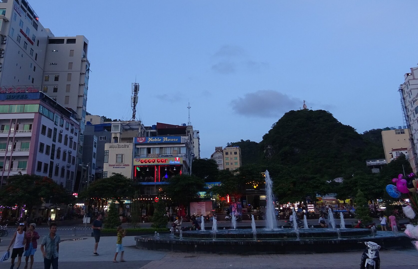 Cat Ba Square