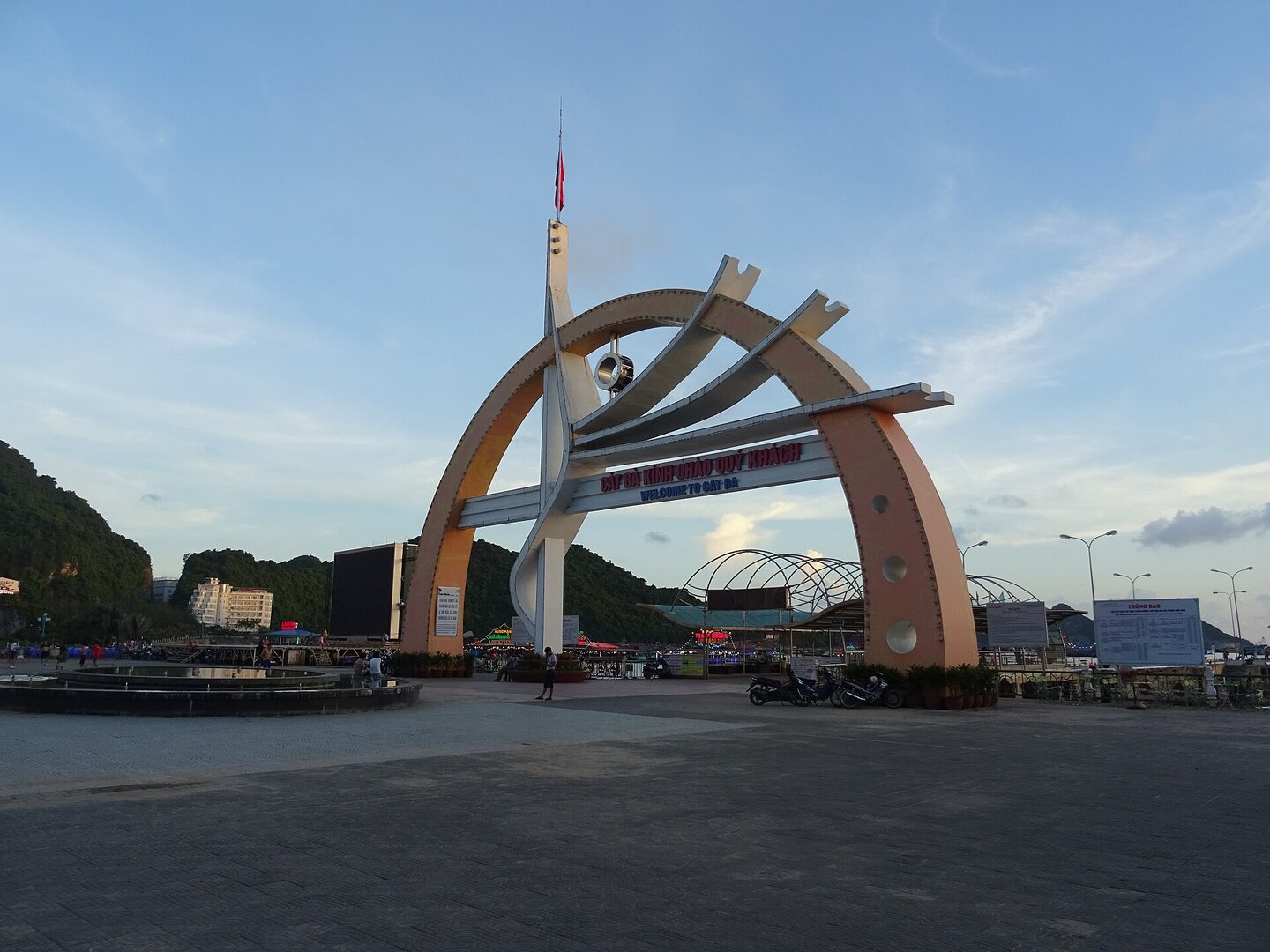 Quảng trường Cát Bà