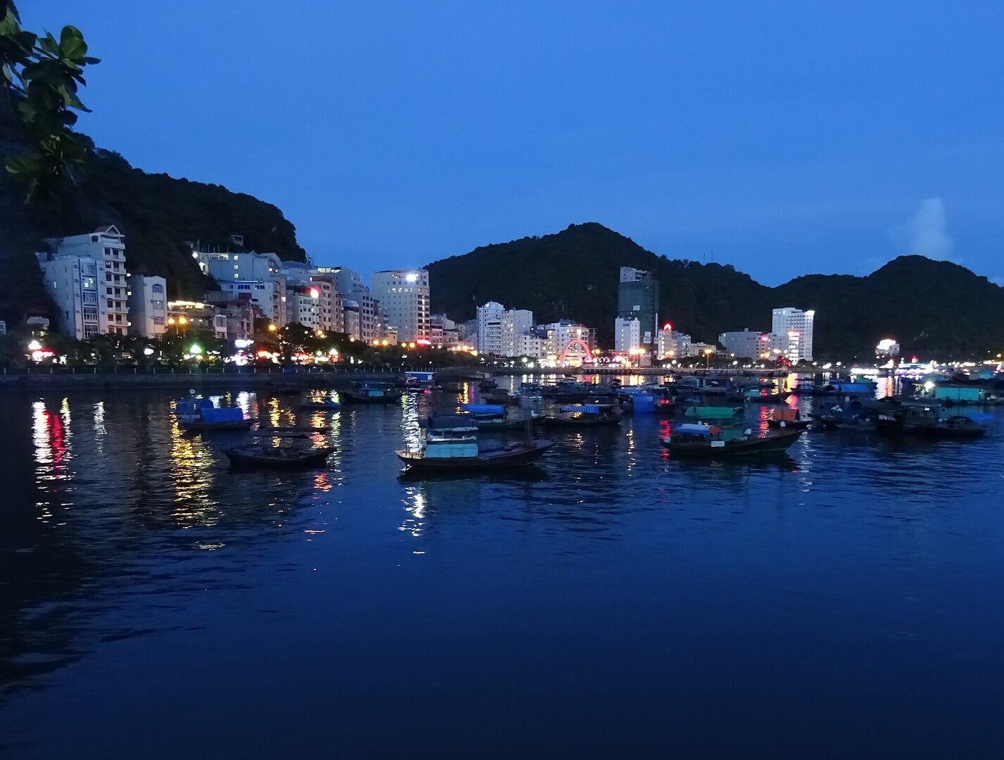 Quảng trường Cát Bà