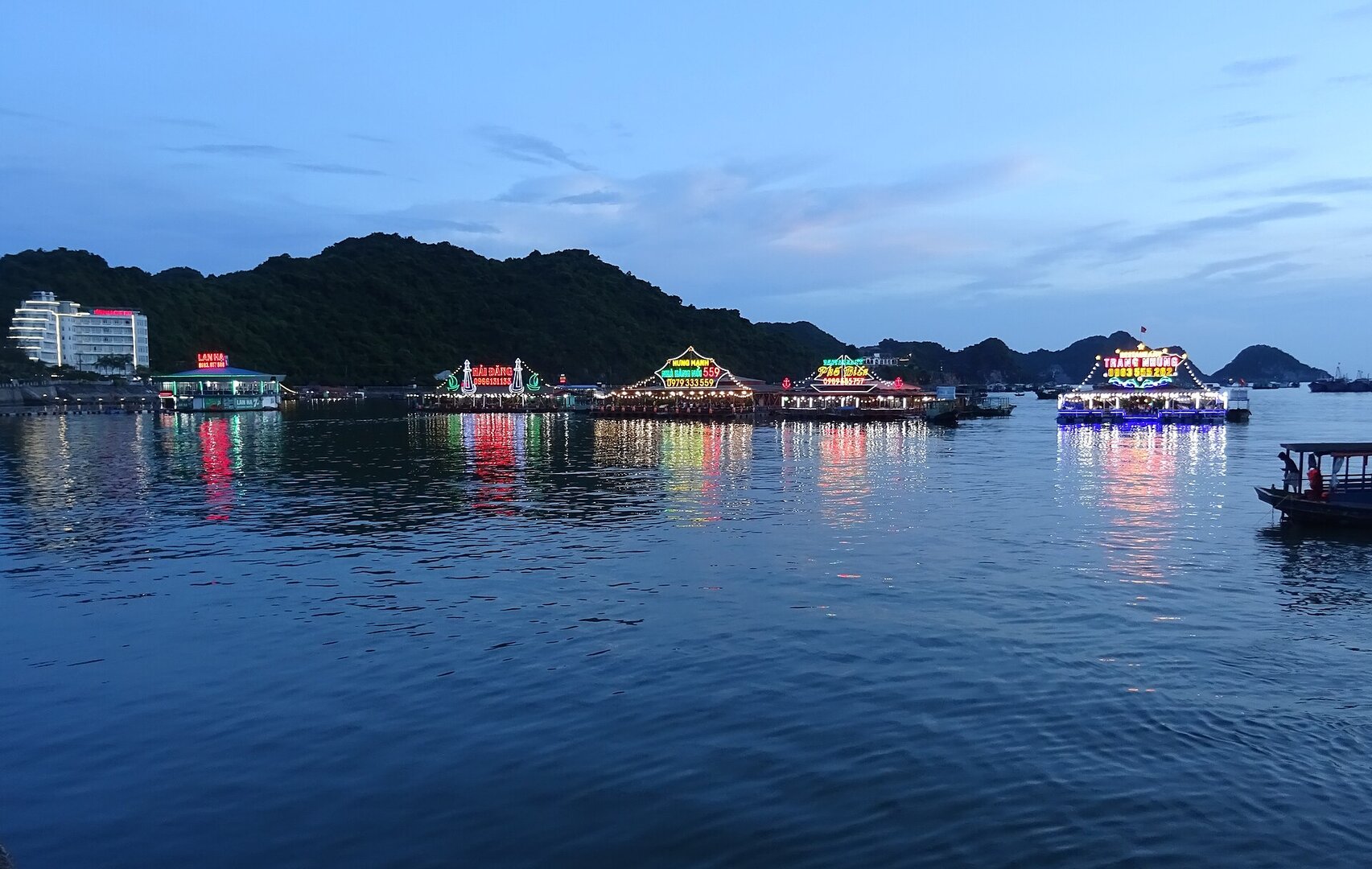 Quảng trường Cát Bà