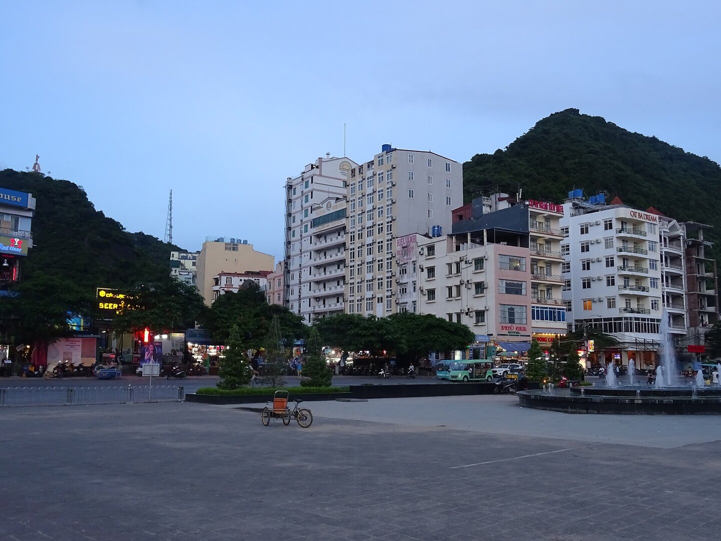 Quảng trường Cát Bà
