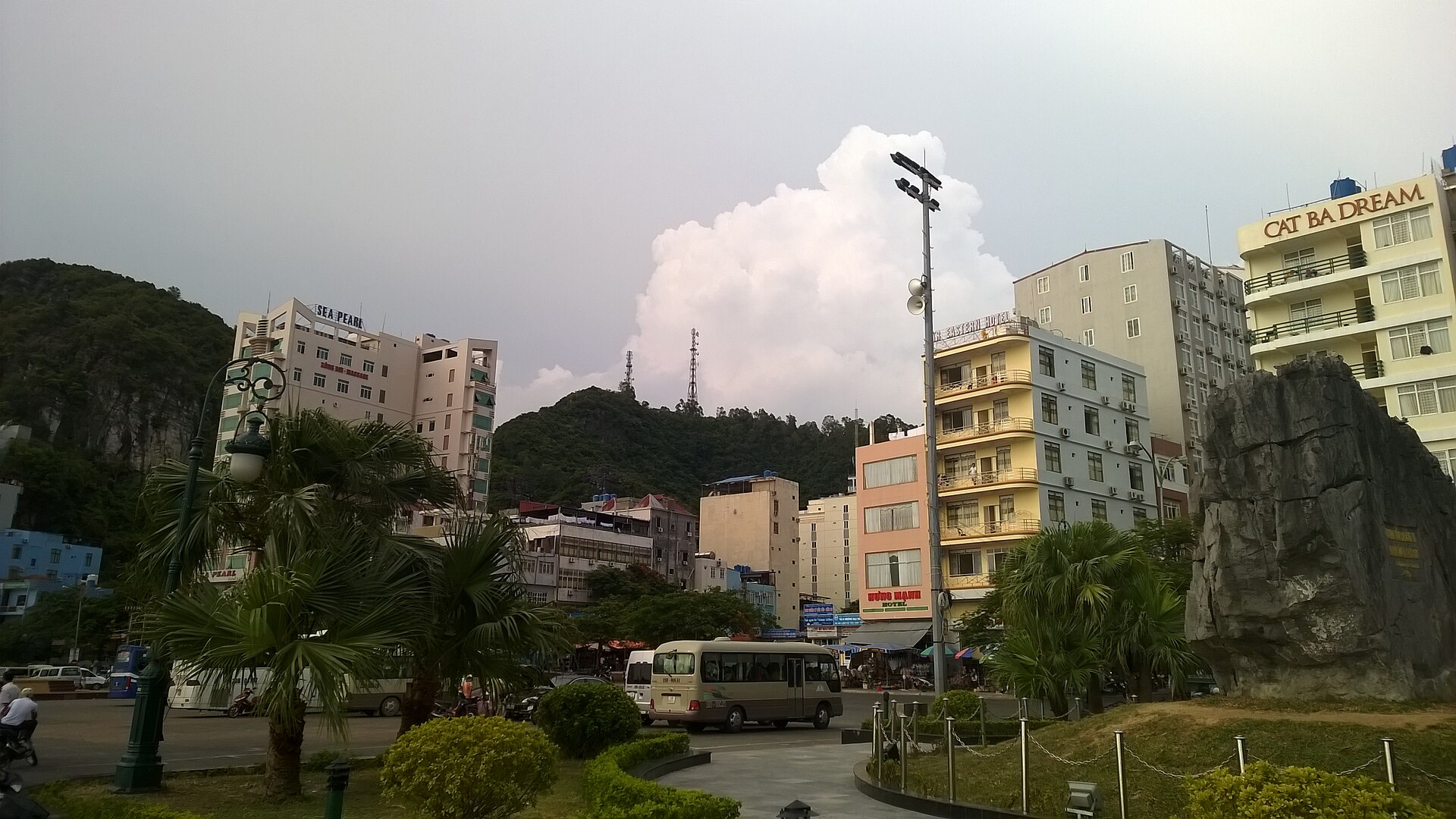 Quảng trường Cát Bà