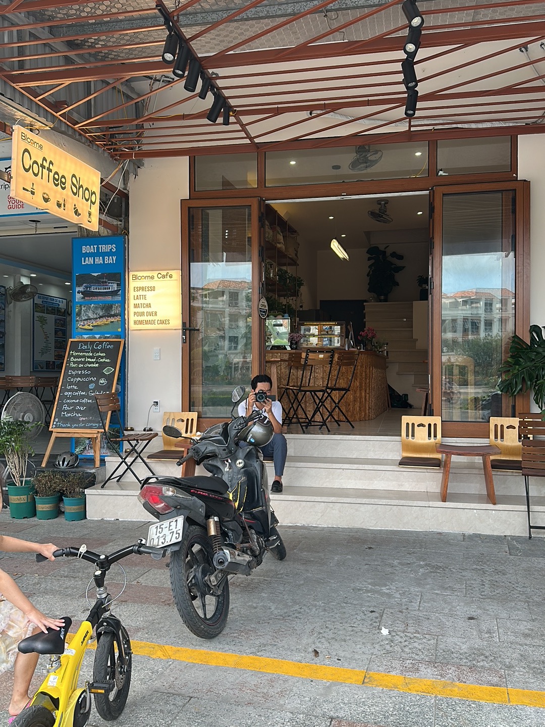 Bloome Cafe CatBa