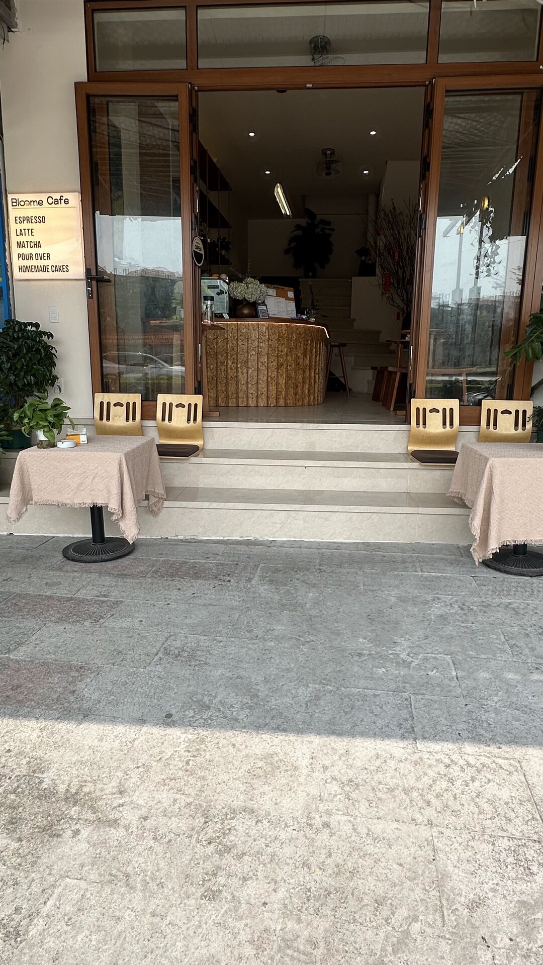 Bloome Cafe CatBa