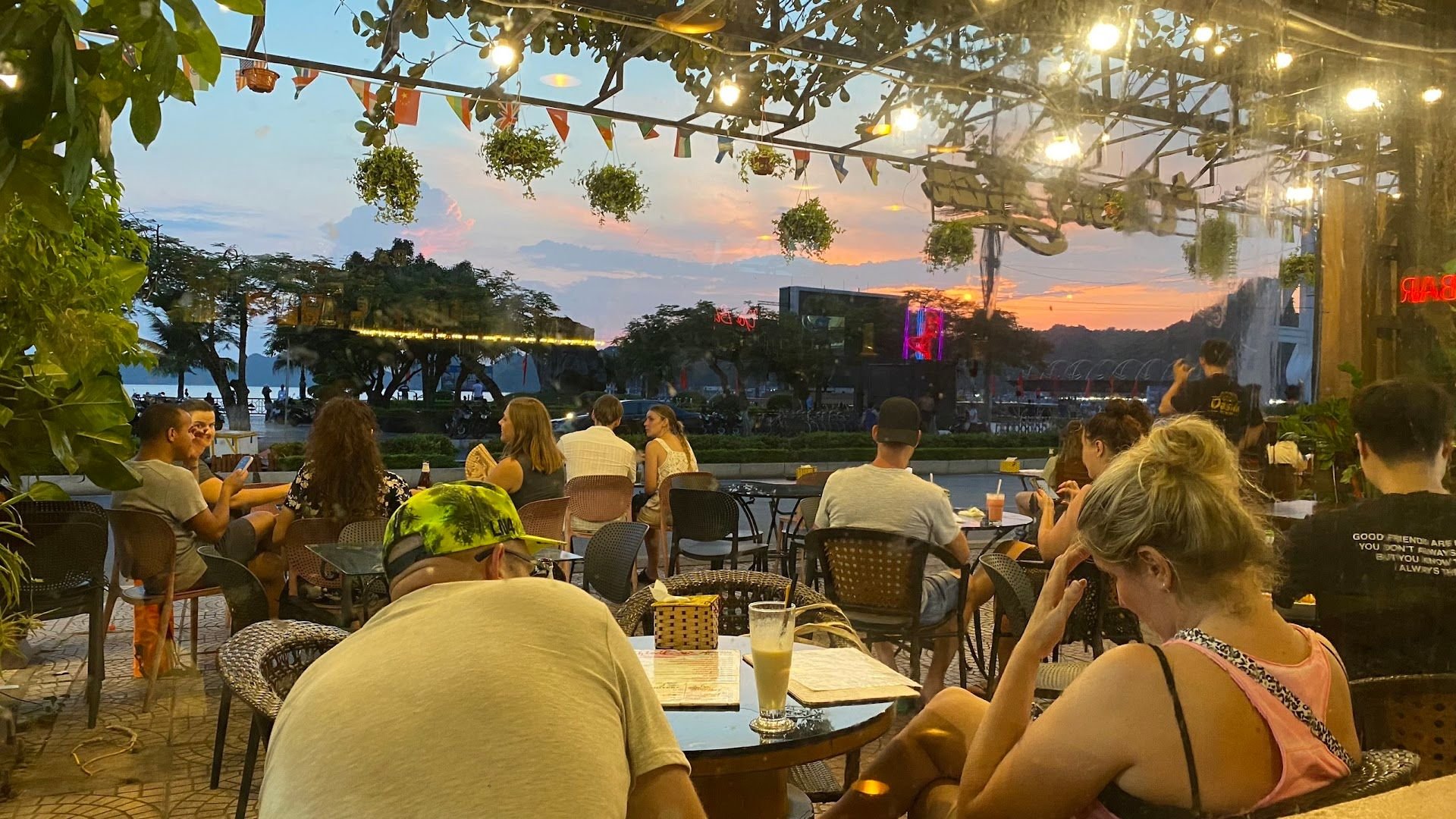 Cat Ba Oasis Bar & Restaurant