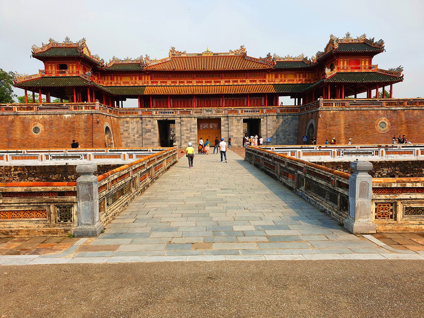 Ngọ Môn, cổng chính Kinh thành Huế, mái vàng lầu Ngũ Phụng dưới nắng tháng Ba, lối cầu đá dẫn vào cổng.